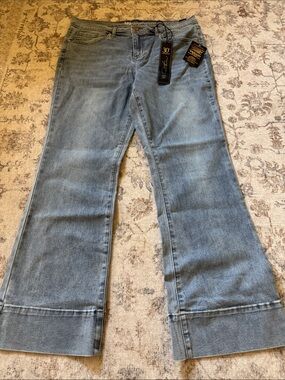 DG2 by Diane Gilman Light Blue Wide Leg Flare petite Jeans. 28 Inseam